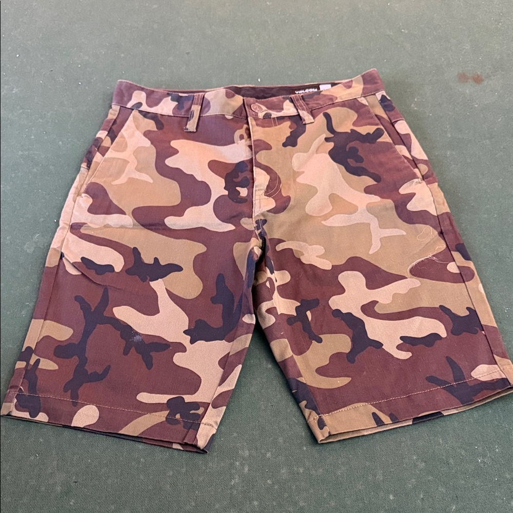 Volcom Men's Brown Camo Cargo Shorts. CAJA. # 2 B